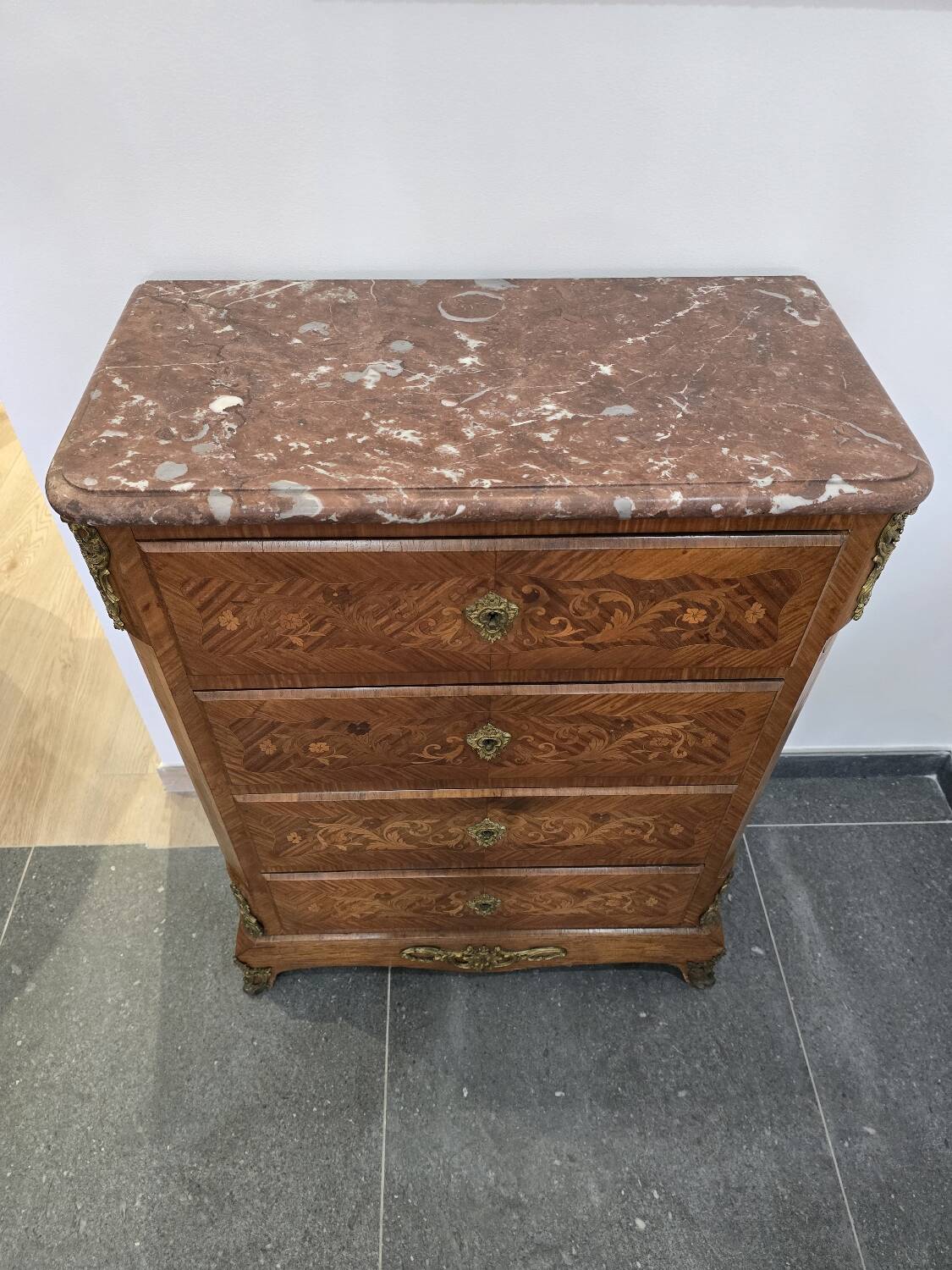 Louis XV chest of drawers in marquetry and gilded bronze - Marble top