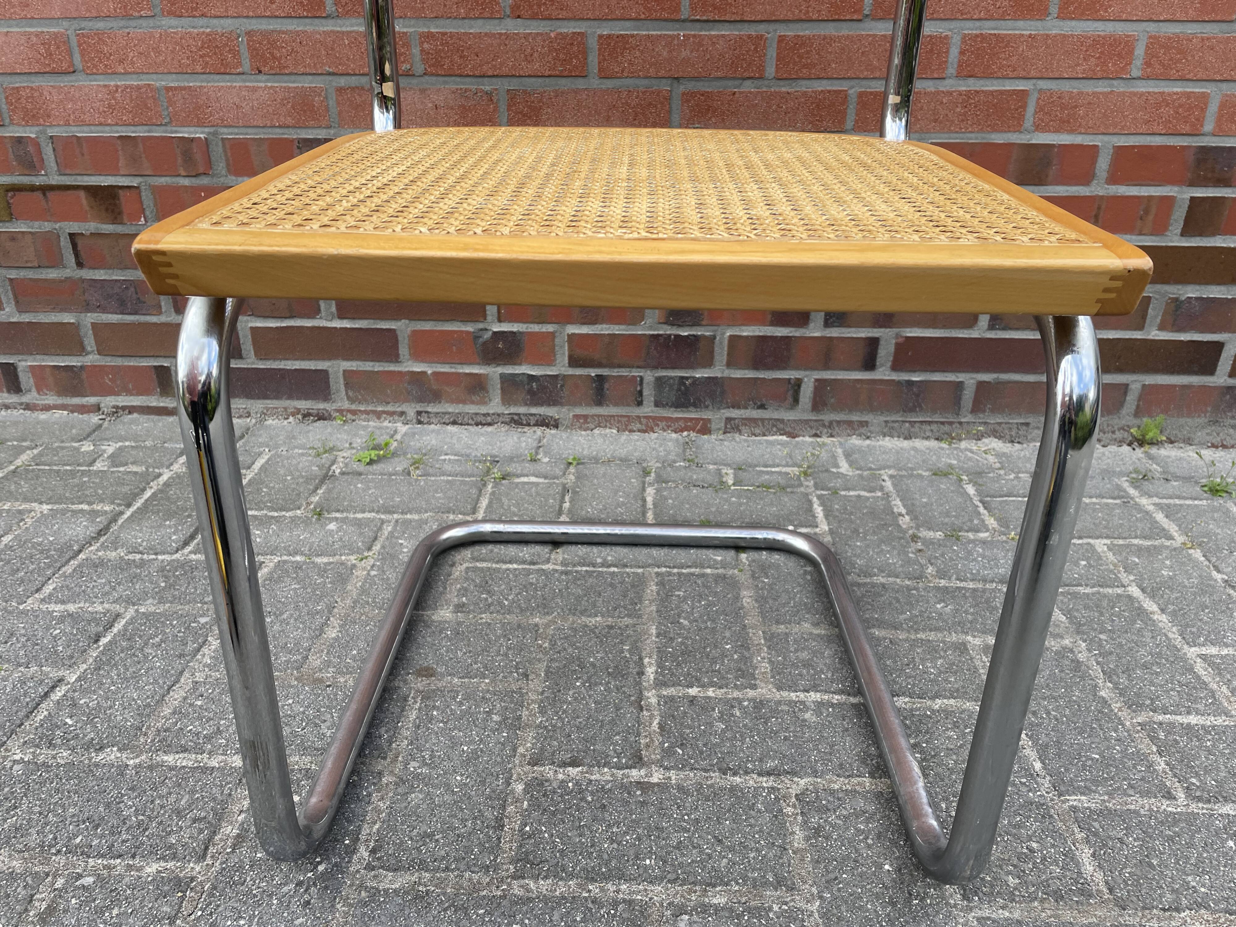 Ensemble de 4 Chaises vintage modèle Cesca B32 en chrome et bois