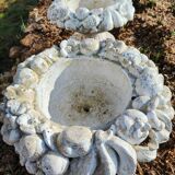 Paire de jardinières rondes sur pied - coupes de fruits en pierre