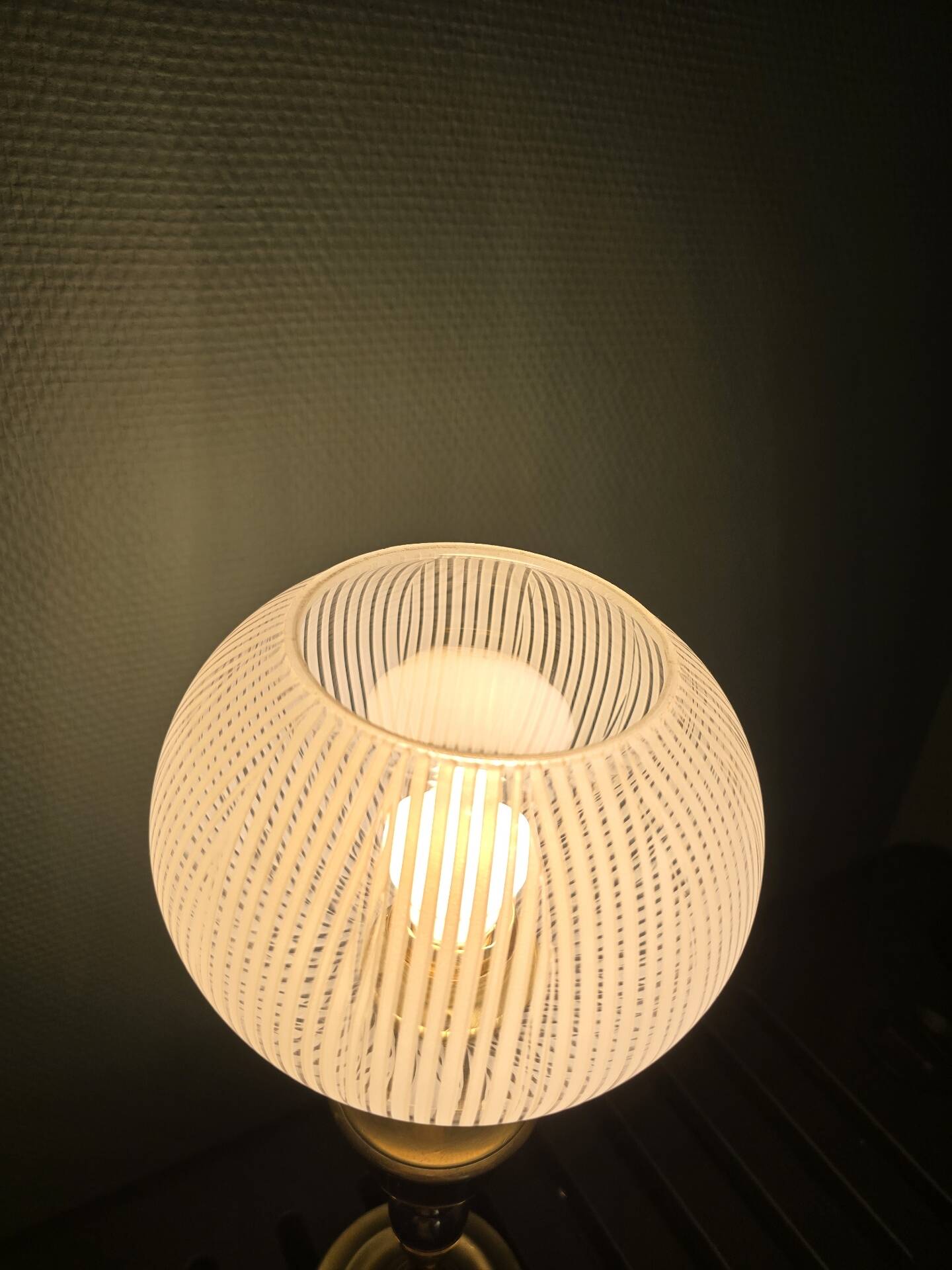 Ancienne lampe à pétrole électrifiée et modernisée - globe strié