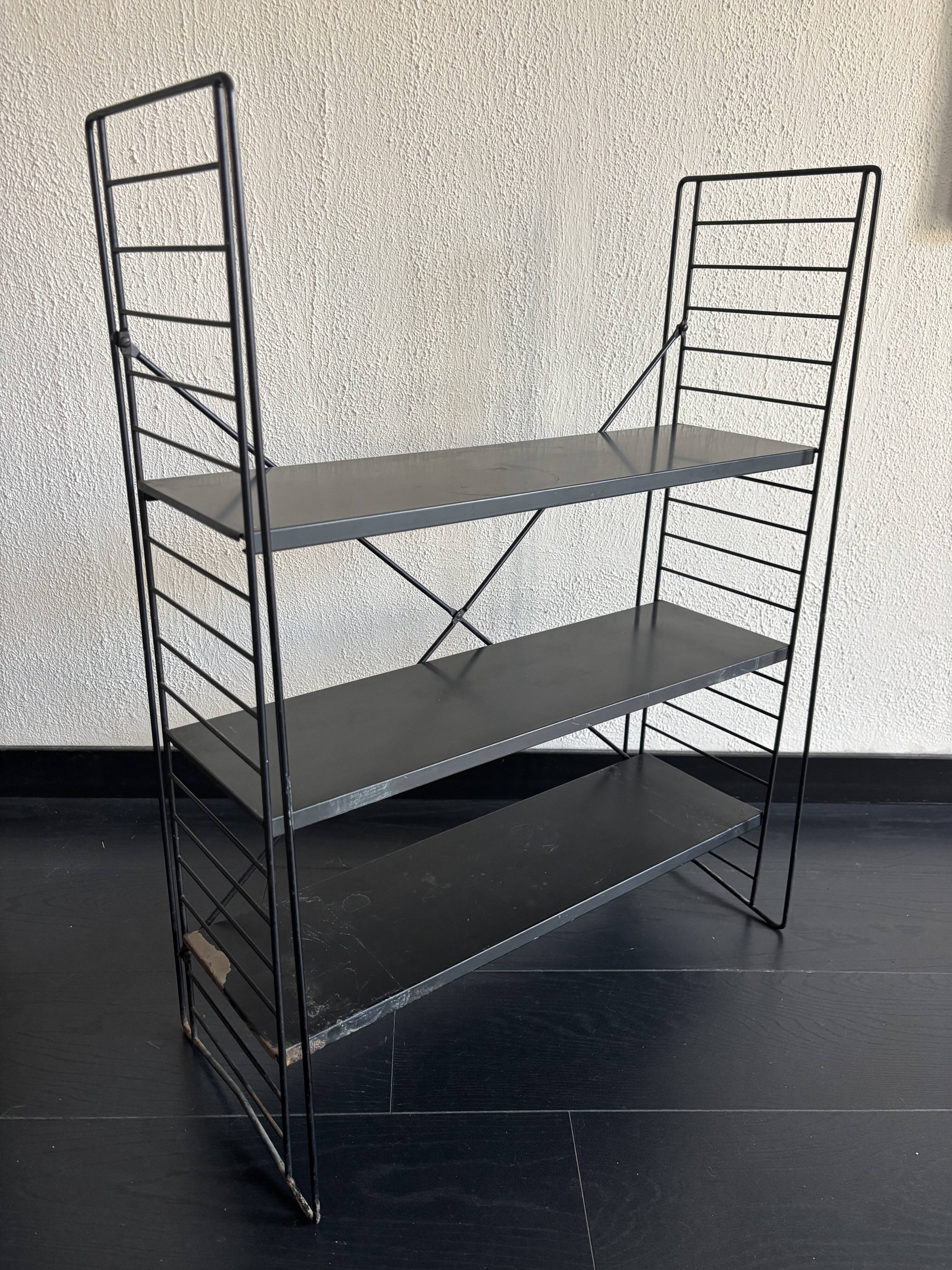 Etagère vintage 1950 tomado sur pieds design A.Dekker noire - 84 x 25 cm