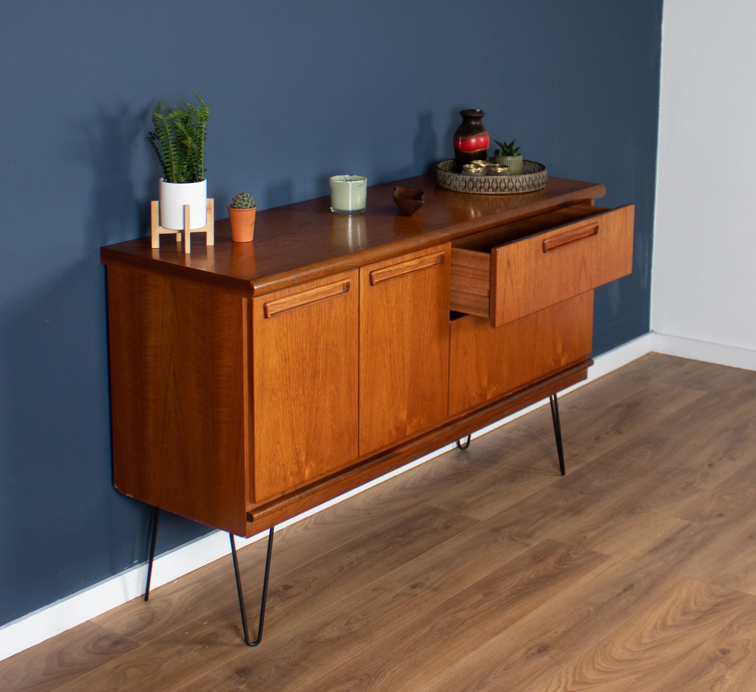 Enfilade Meredew en teck sur pieds épingles 1960s