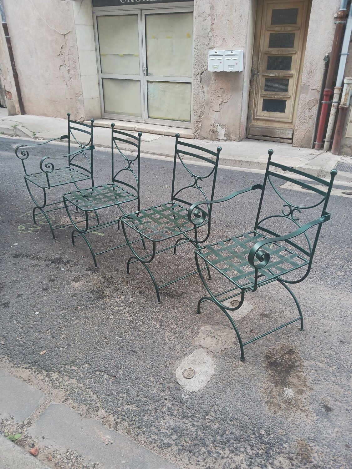 Deux fauteuils et deux chaises de jardin en fer forgé 20 eme