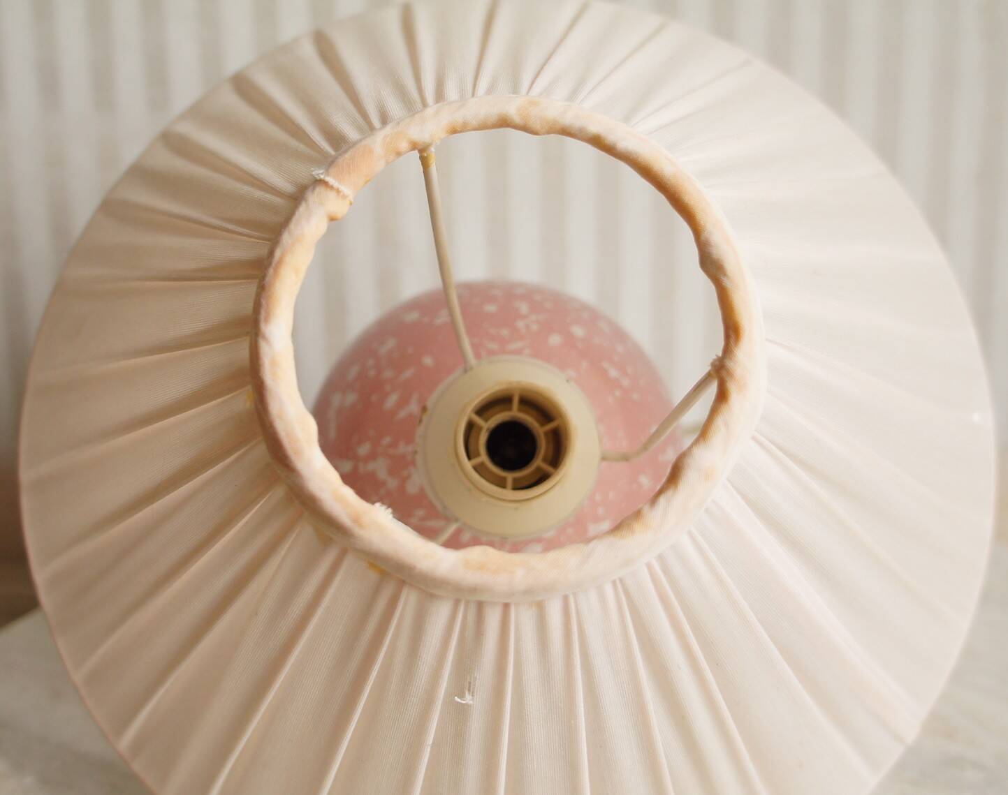 Ovoid lamp in speckled pink porcelain