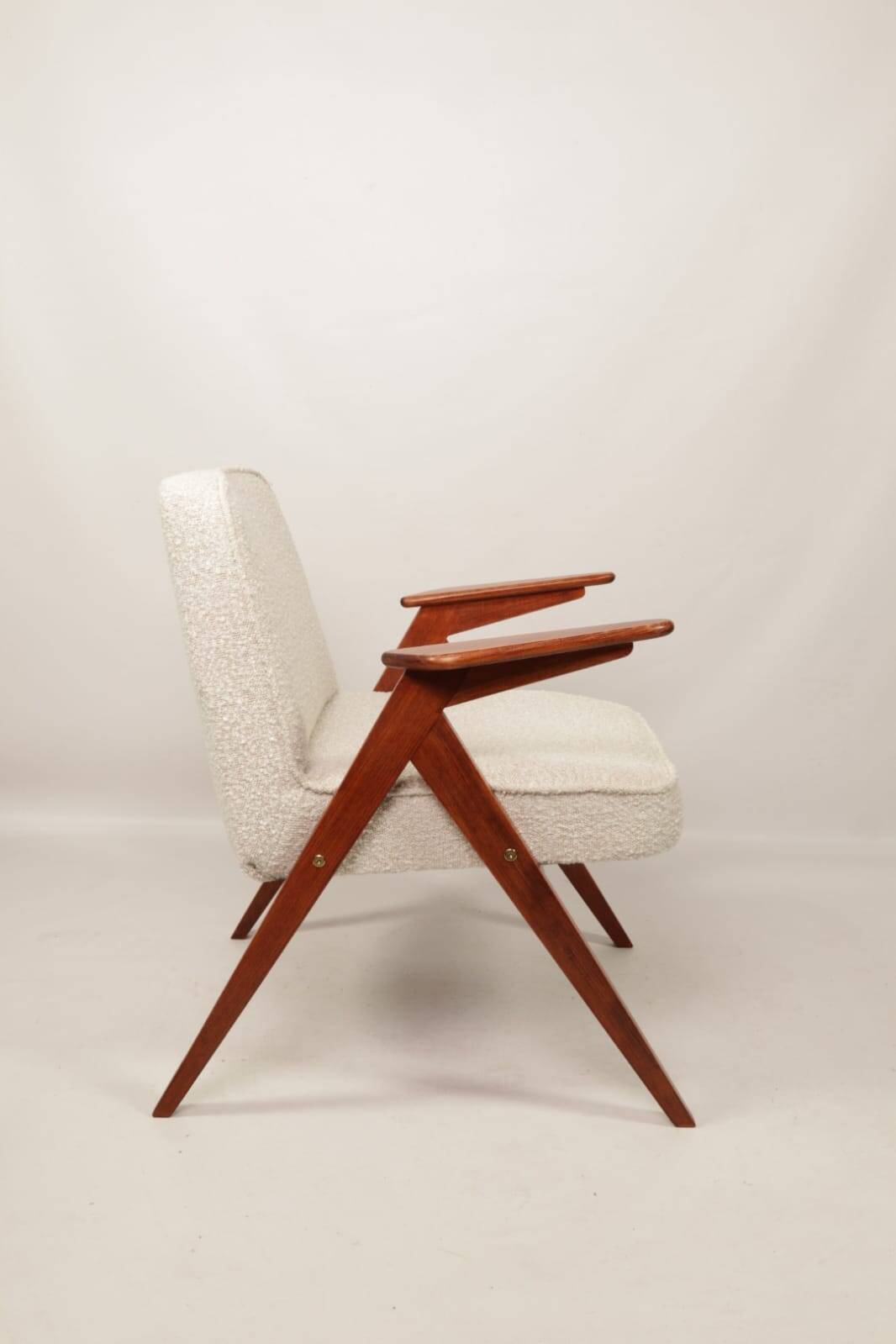 Fauteuil Bouclè de J. Chierowski, 1960 Pologne, Fauteuil en bois Design scandinave