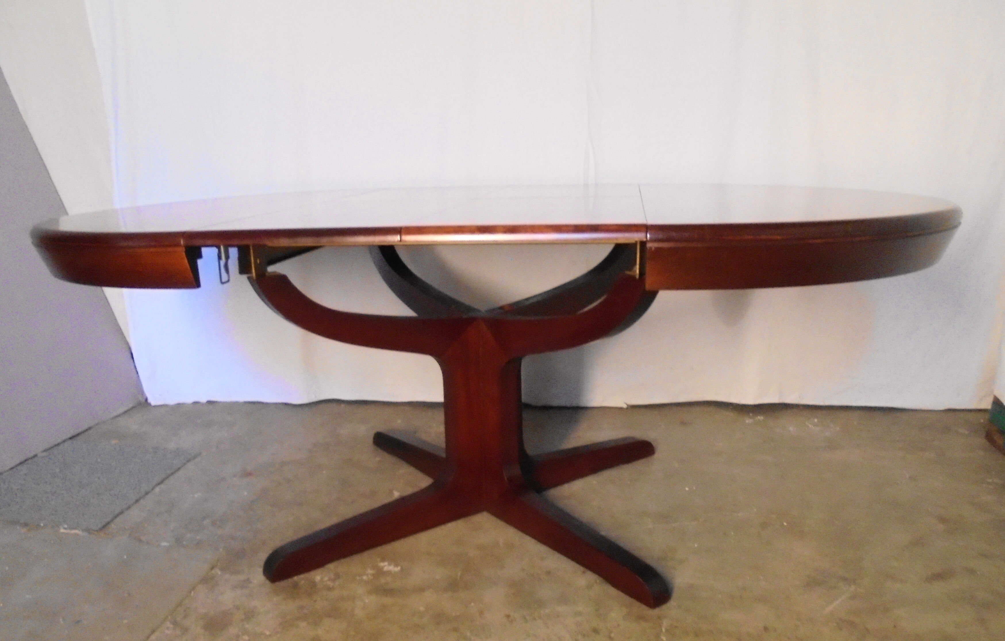 Round table central feet with 2 extensions of the 70s / 80s