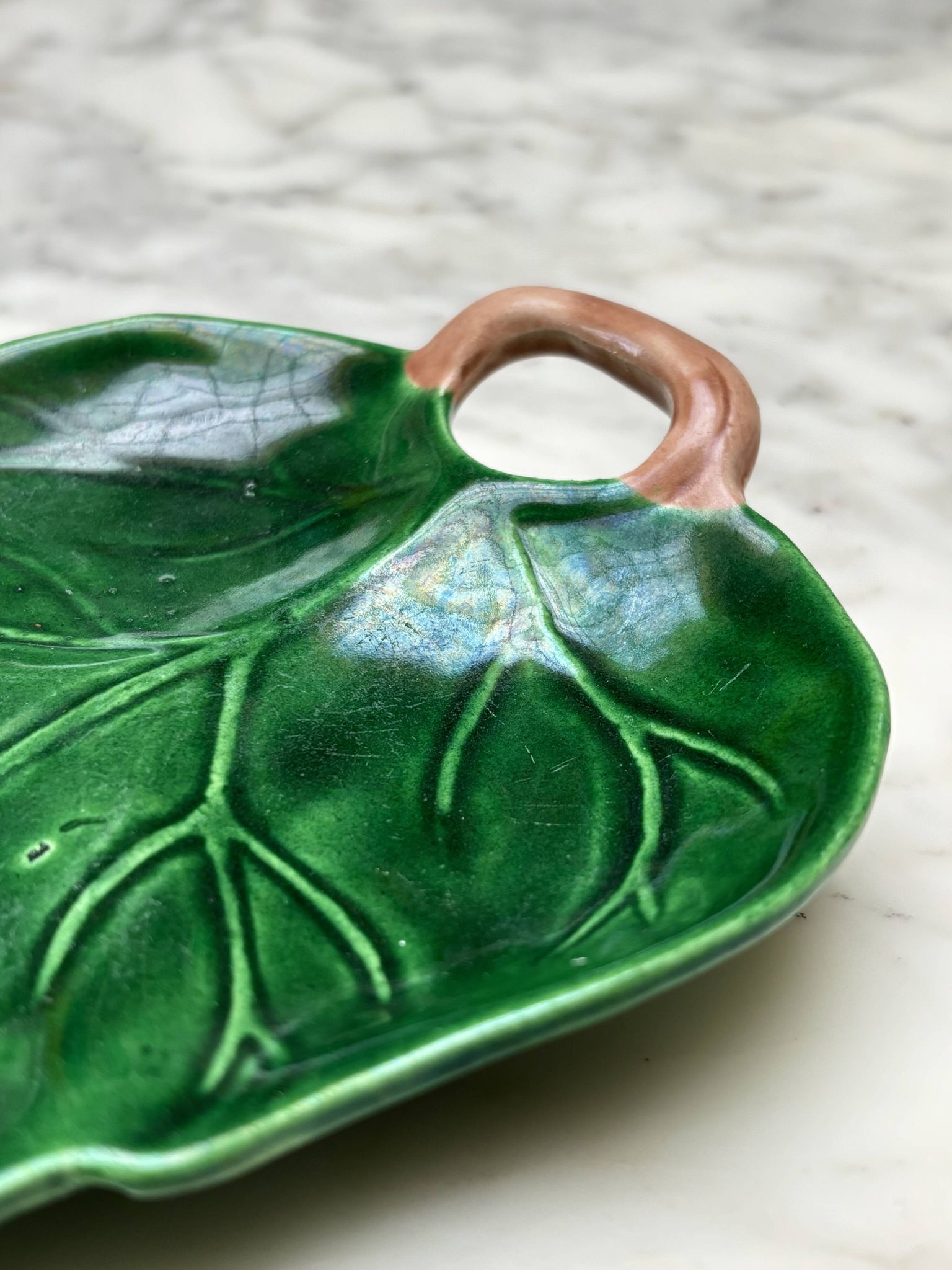 Dish - empty pocket green slip leaf veined in ceramic