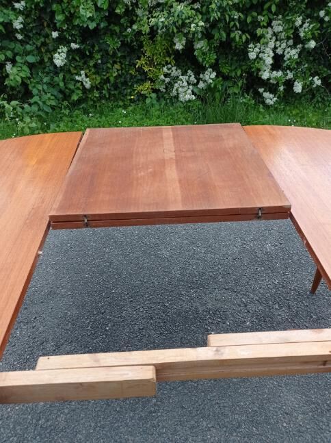 Vintage round table tapered feet