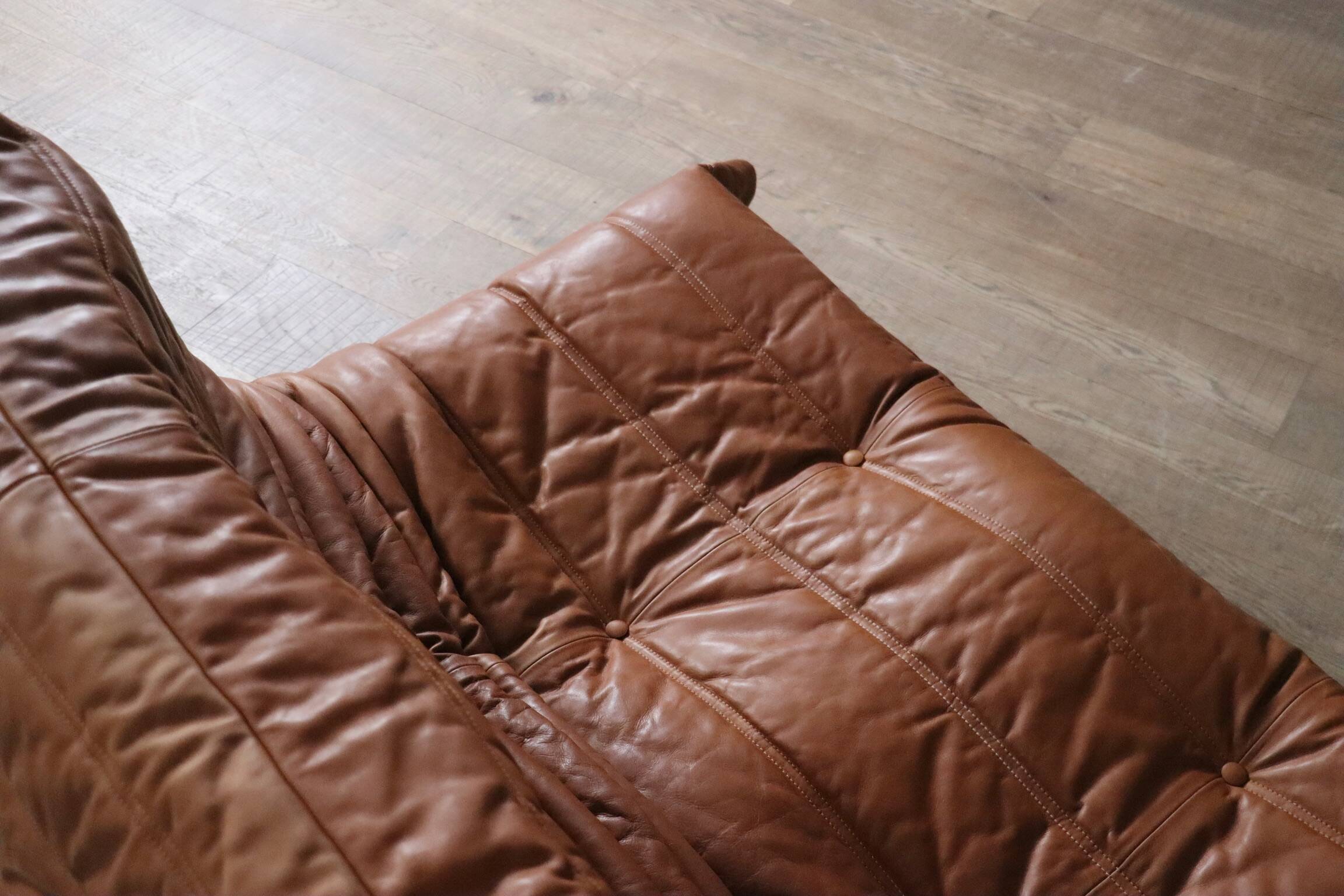 Canapé deux places Togo original Ligne Roset en cuir par Michel Ducaroy années 80