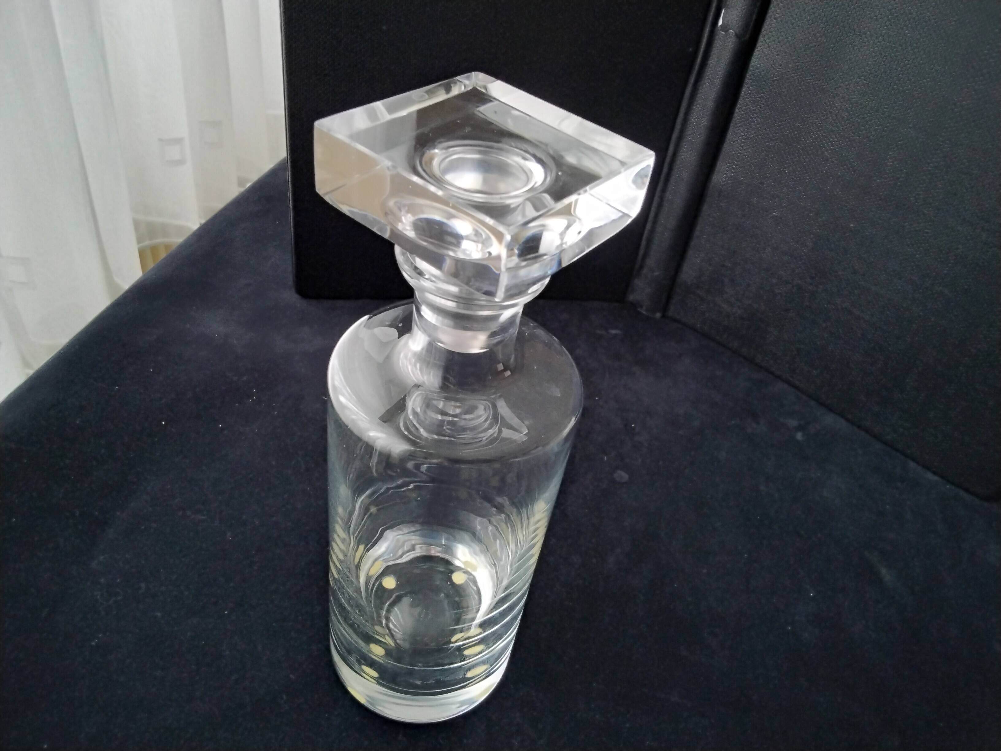 Cylindrical whiskey decanter in Sèvres crystal.