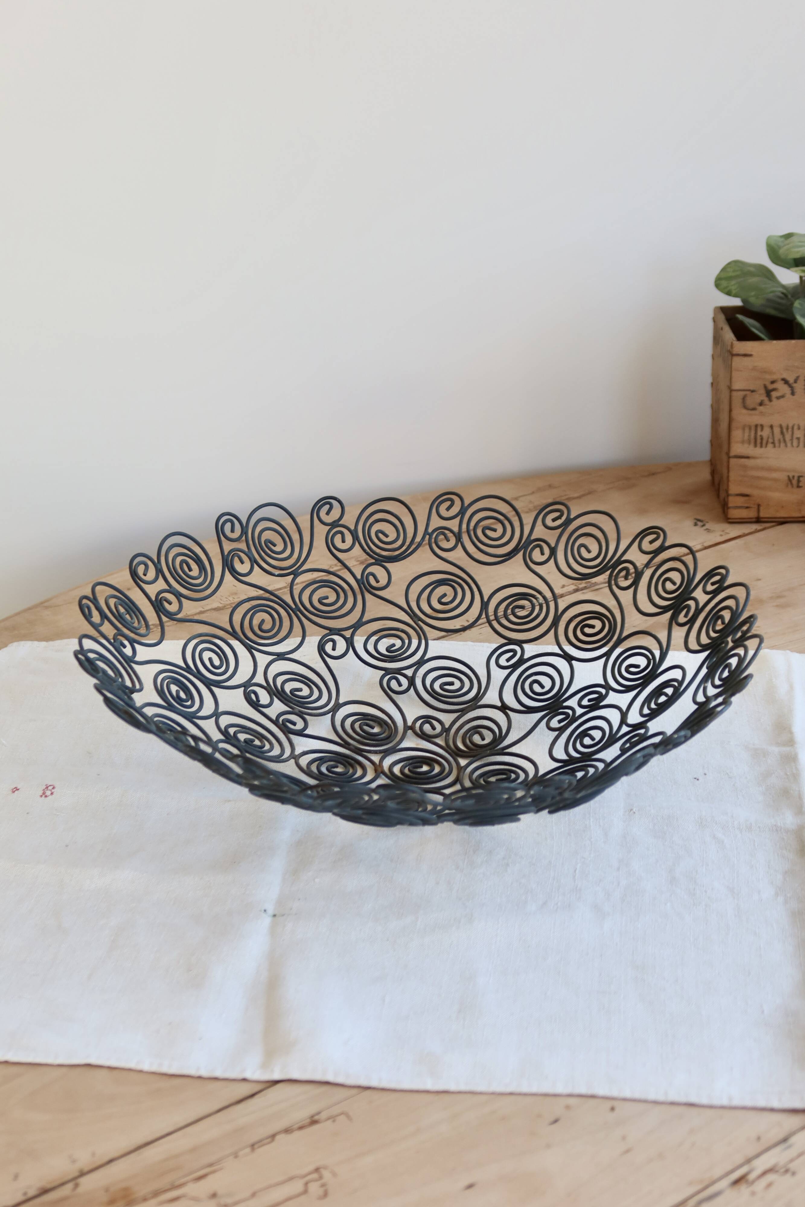 Large openwork black metal fruit bowl – Arabesque decoration