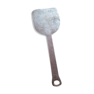 Flat shovel