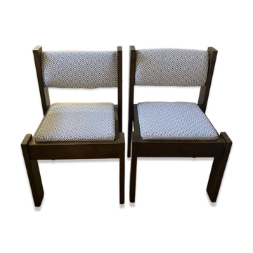 Paire de chaises brutalistes en bois massif et tissu jacquard