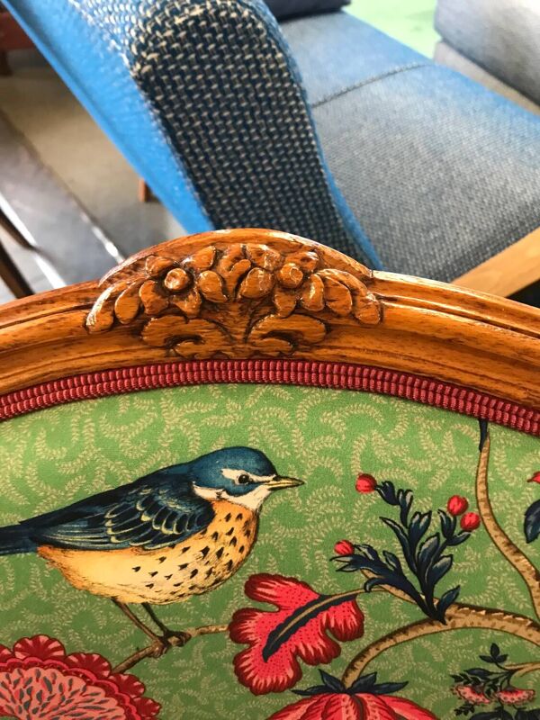 Fauteuil Bergère de style Louis XV motifs fleuris