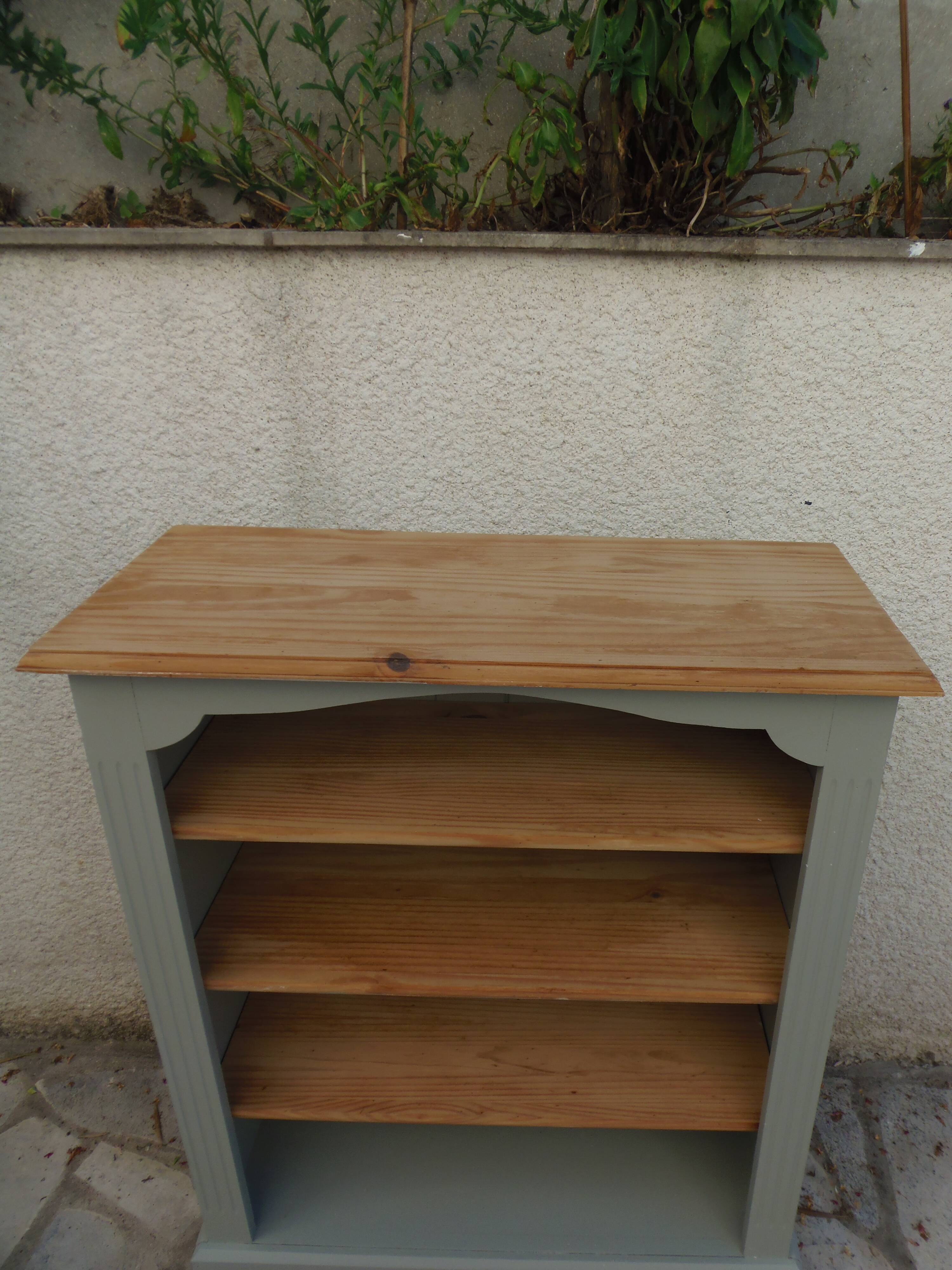 Green-grey library, wooden shelf and shelves in natural wood.