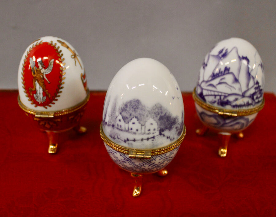 Porcelain egg-shaped boxes