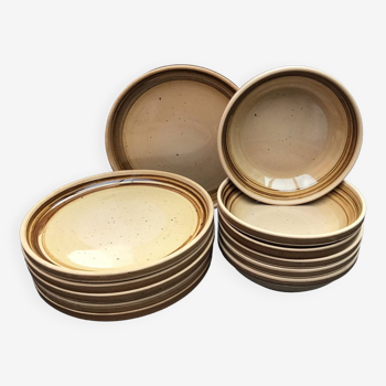 Set of 12 Gien stoneware plates (6 flat, 6 deep), 1970s