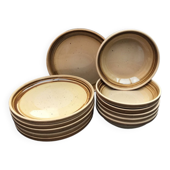 Lot de 12 assiettes en grès de Gien (6 plates, 6 creuses), années 70