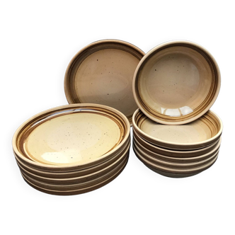 Set of 12 Gien stoneware plates (6 flat, 6 deep), 1970s