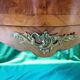 Petite commode tombeau, style Louis XV Régence - Loupe d'orme et marbre vert.