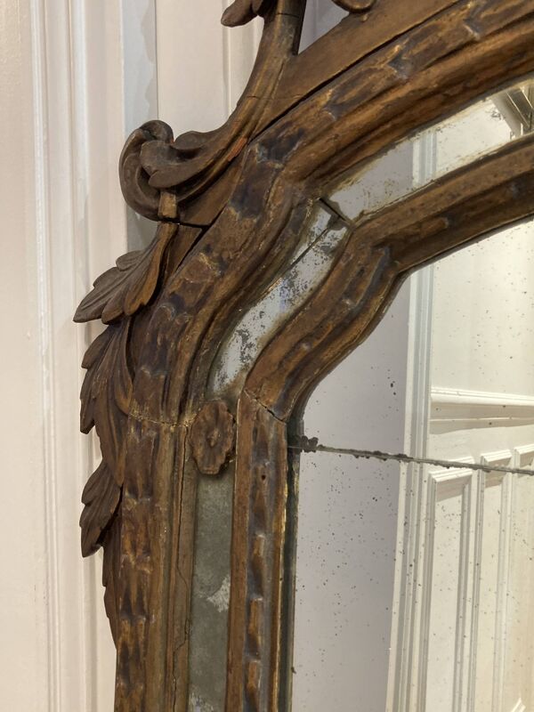 Grand miroir ou trumeau à parcloses en bois sculpté et doré. Travail italien du début du XIXe siècle