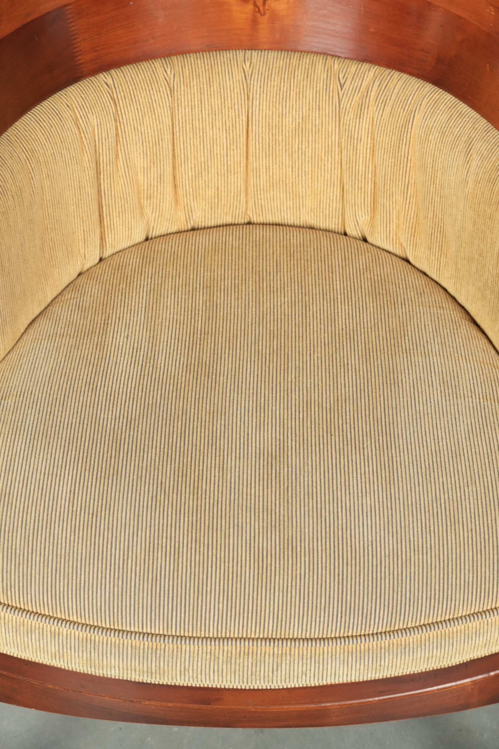 Chaise d'appoint avec un cadre en bois et un revêtement en tissu jaune.