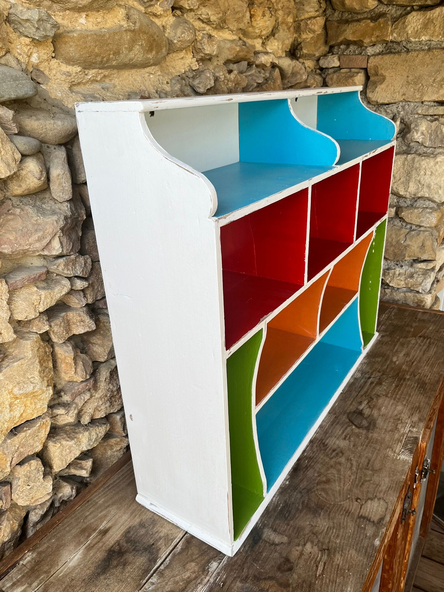 Wall-mounted or free-standing wooden locker shelf