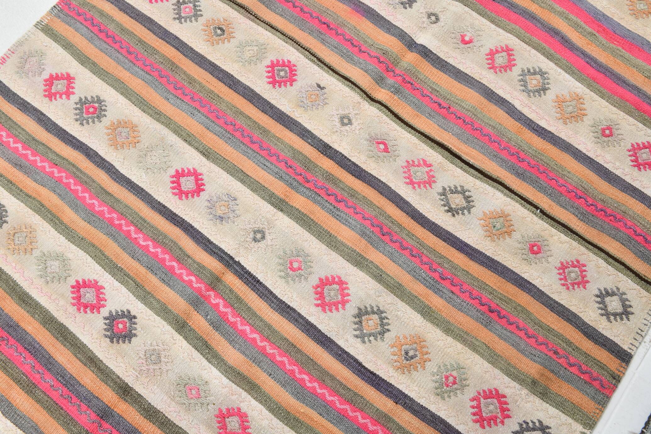 Beige & Pink Wool Kilim Rug, 142x203Cm Handknotted Carpet, 5x7 Rugs