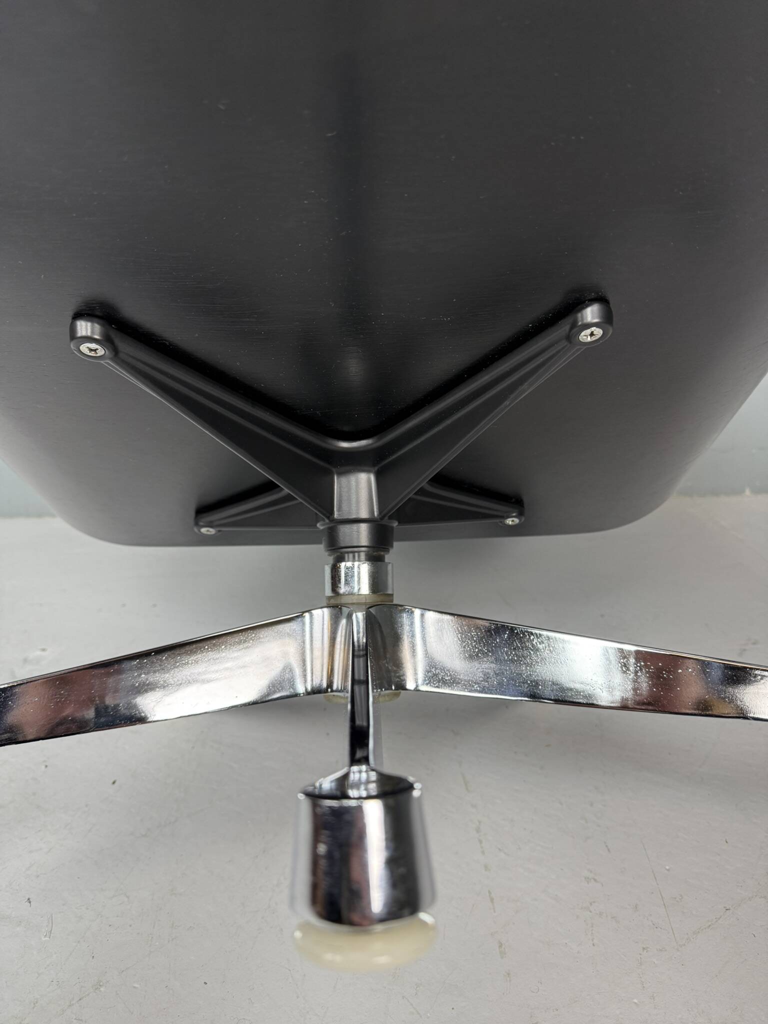 Chaise longue Eames entièrement noire par Herman Miller, années 1970.