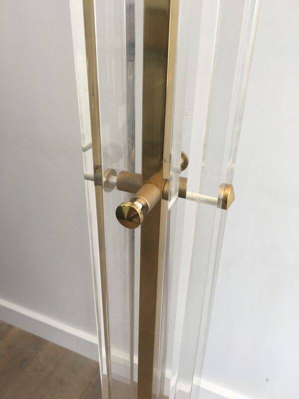 Rare lampadaire de parquet en laiton doré et plexiglass