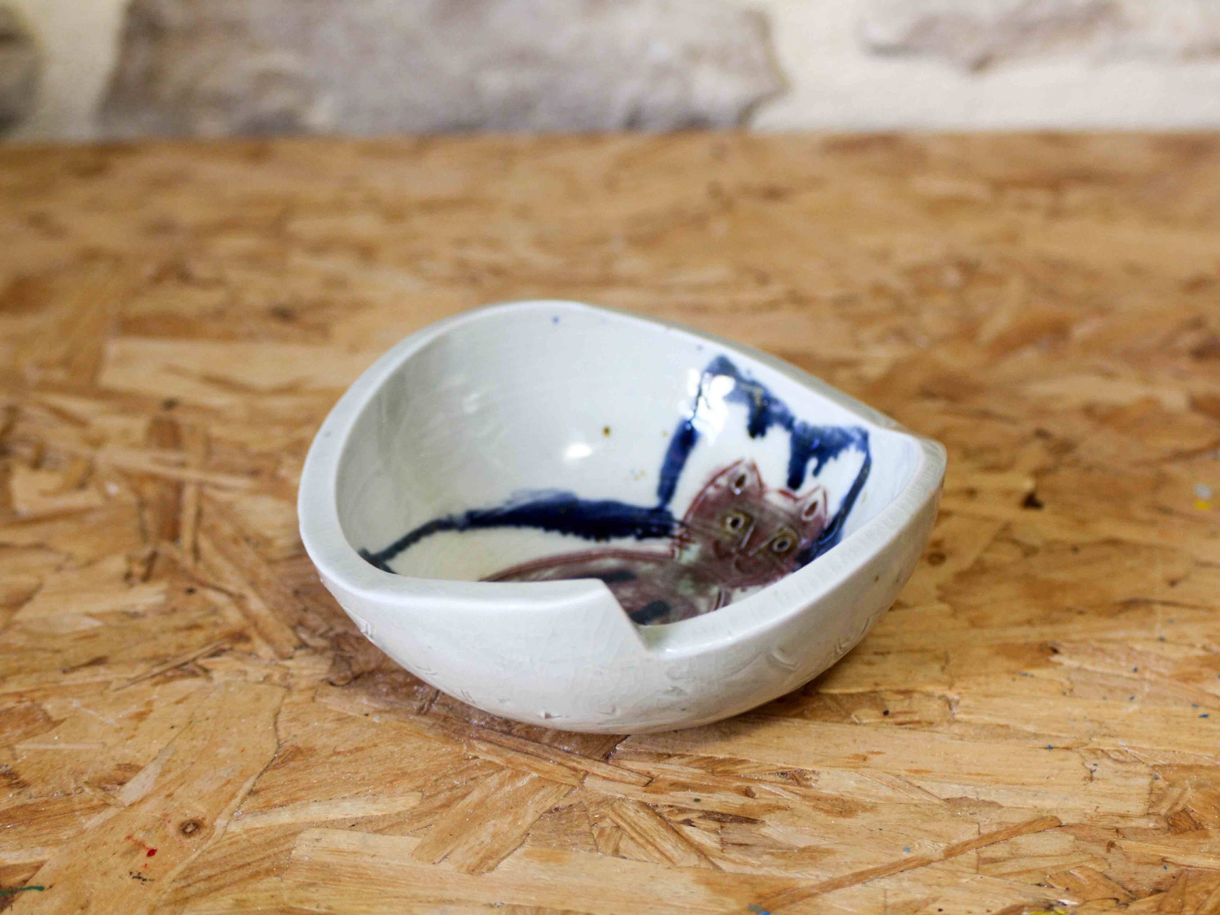 Coupelle en céramique à décor de chats par Annie Maume