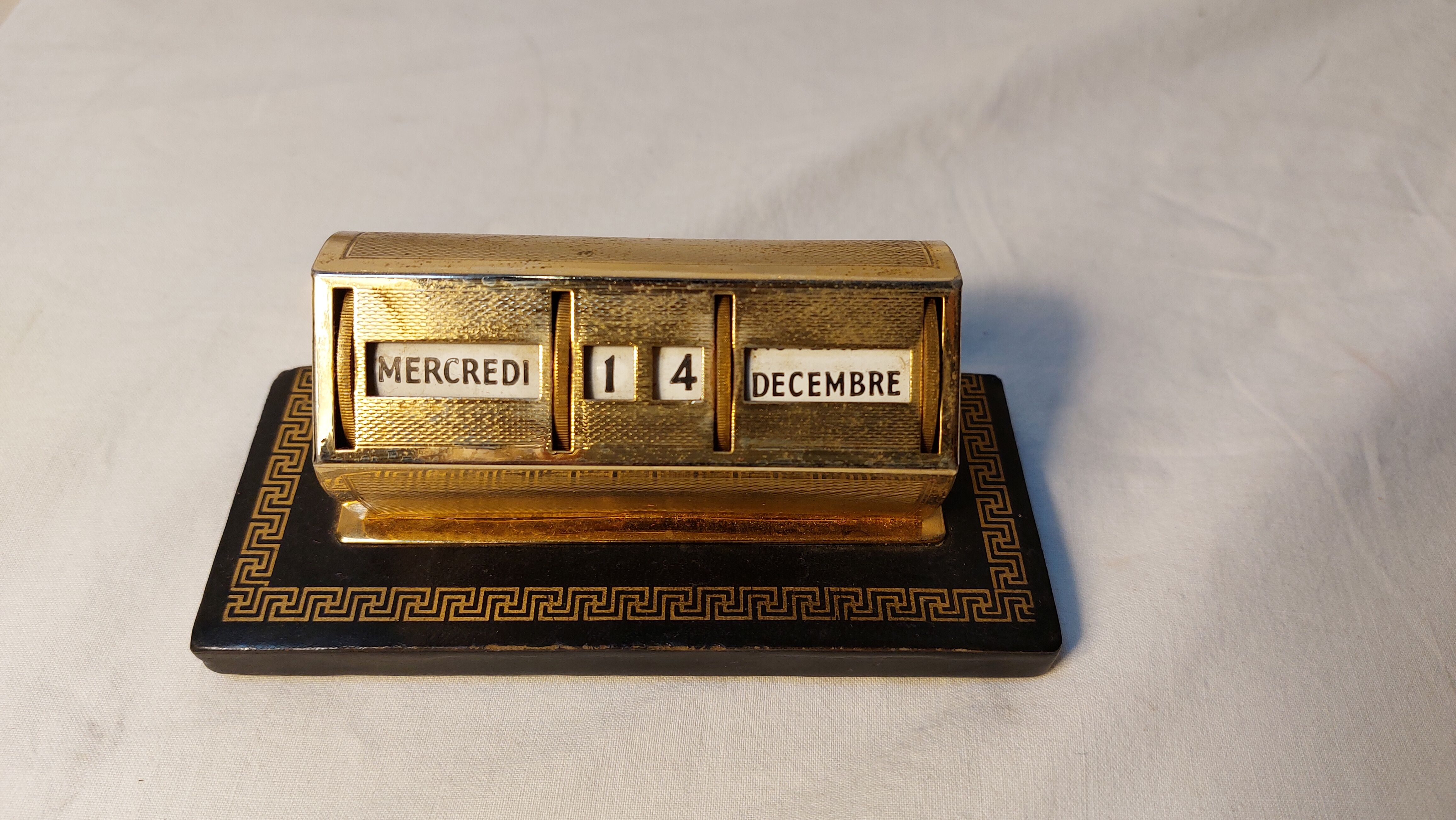 Art deco perpetual calendar