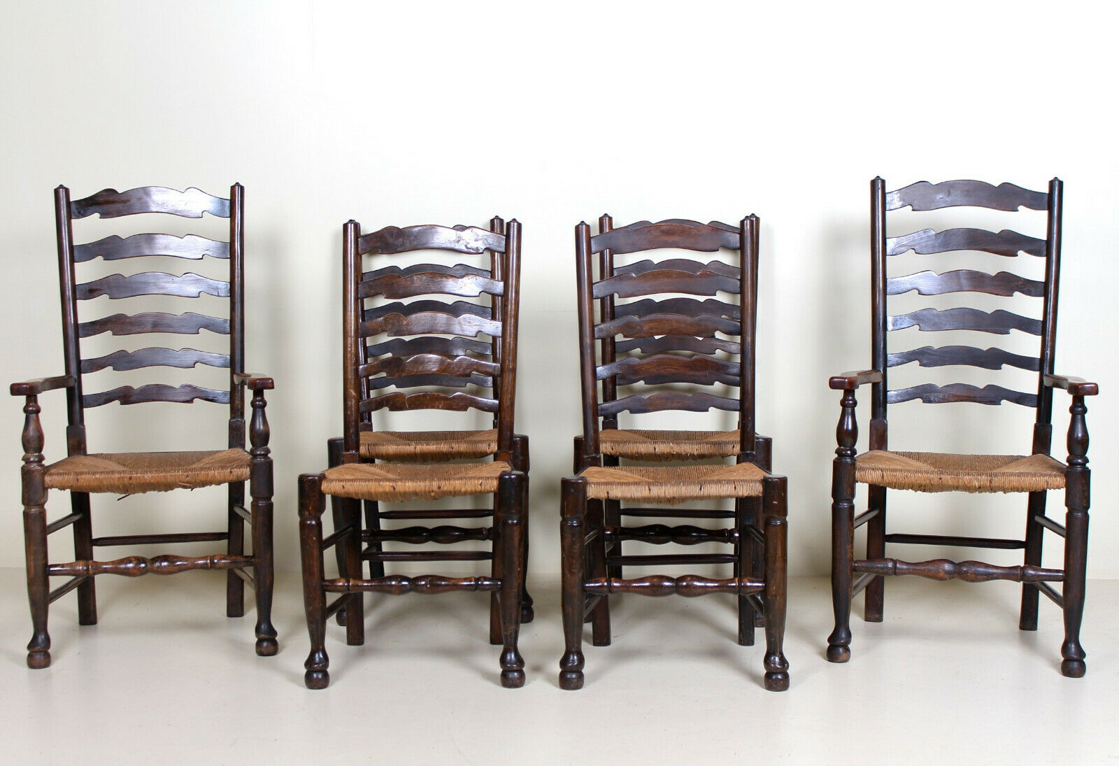 Six chaises de pays du début du 20e siècle