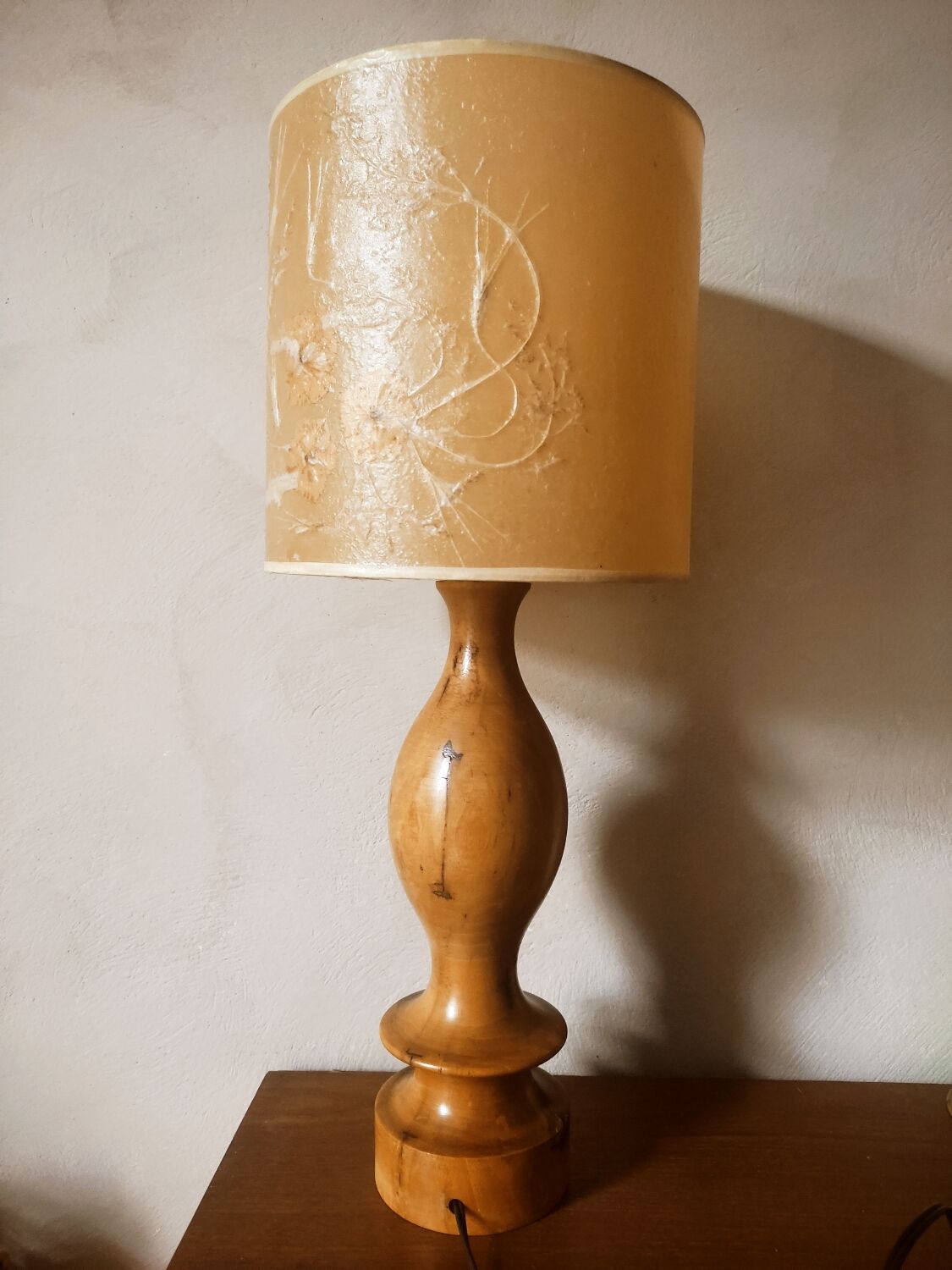 Blond wood lamp