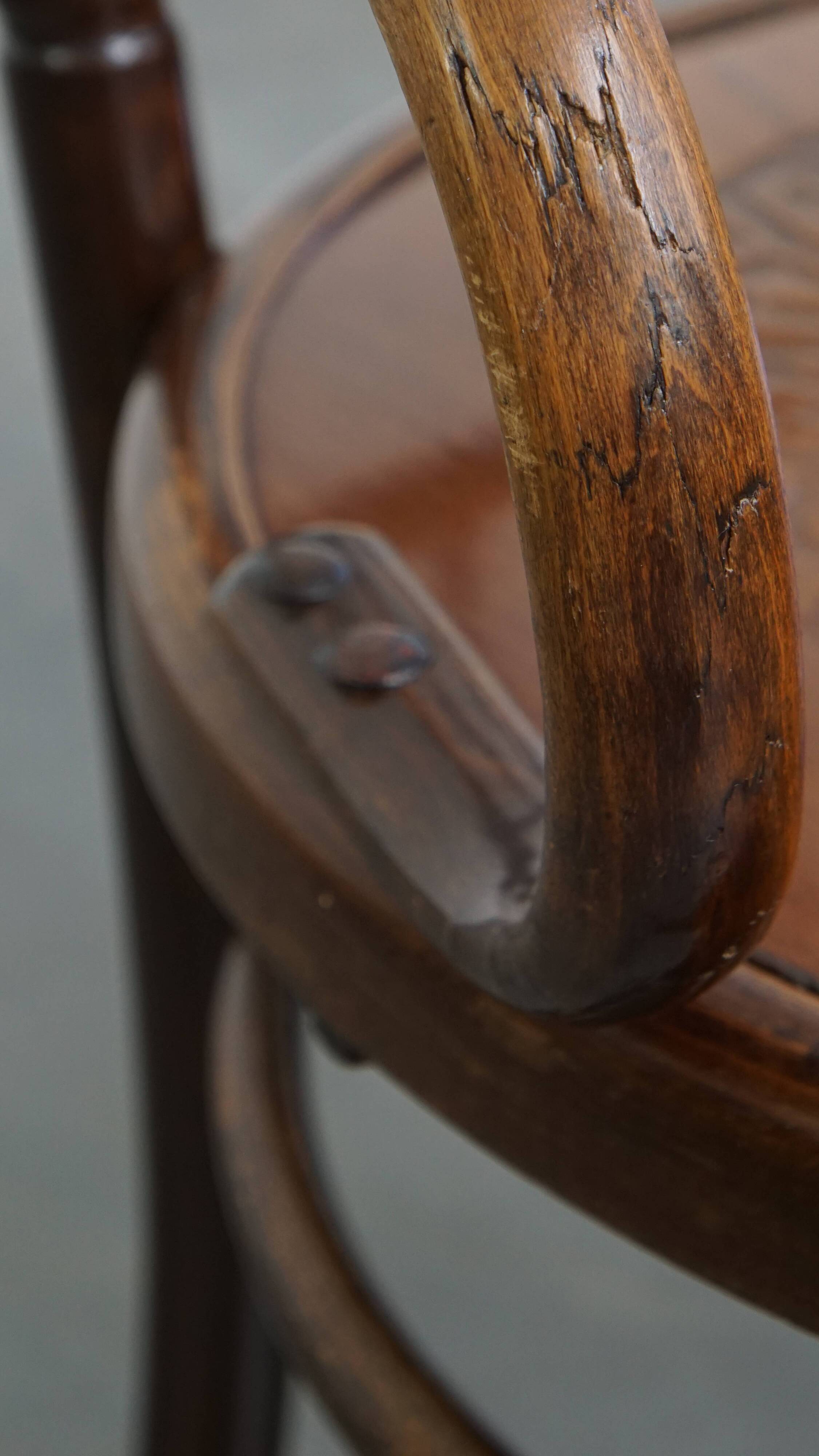 Chaise bistrot ancienne en bois avec accoudoirs