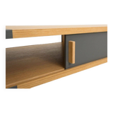 Table basse avec un caisson en chêne équipé de 2 portes coulissantes, pieds en chêne massif