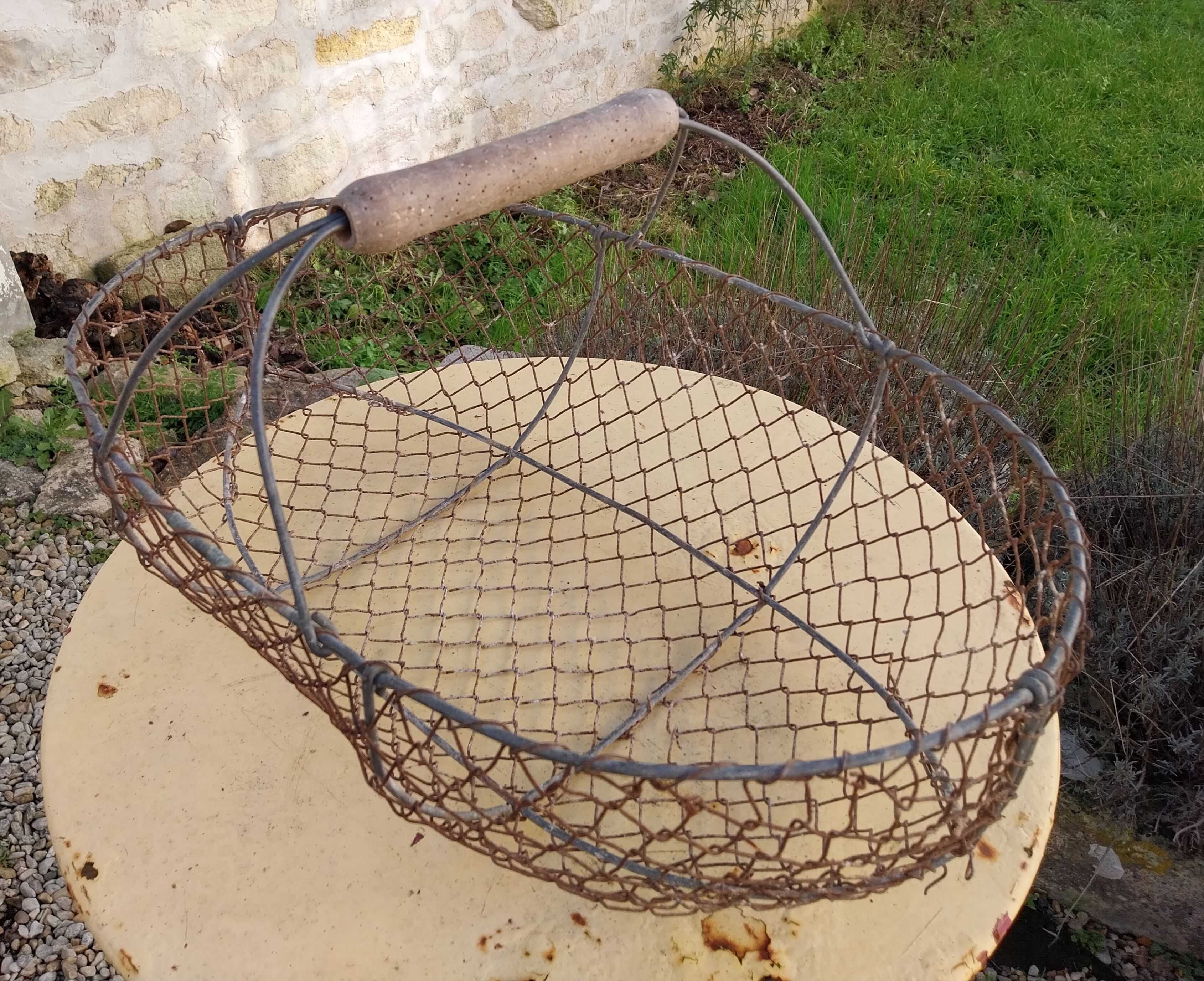 Shellfish fishing basket