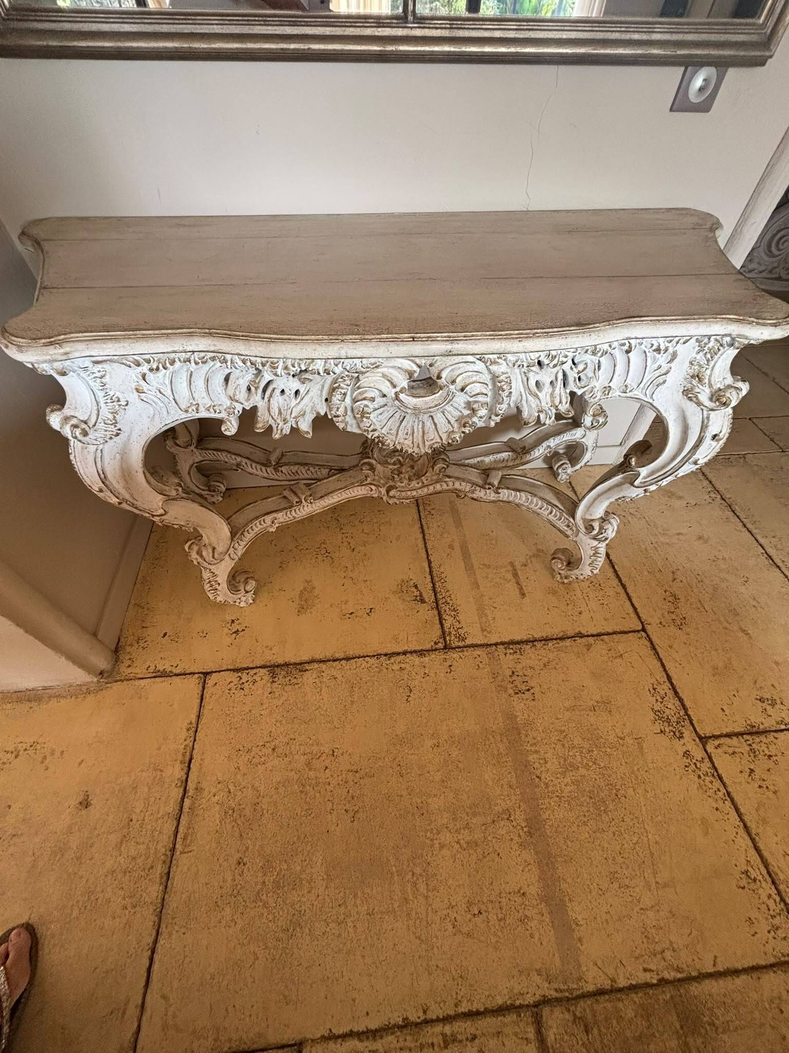 Console en bois sculpté blanc