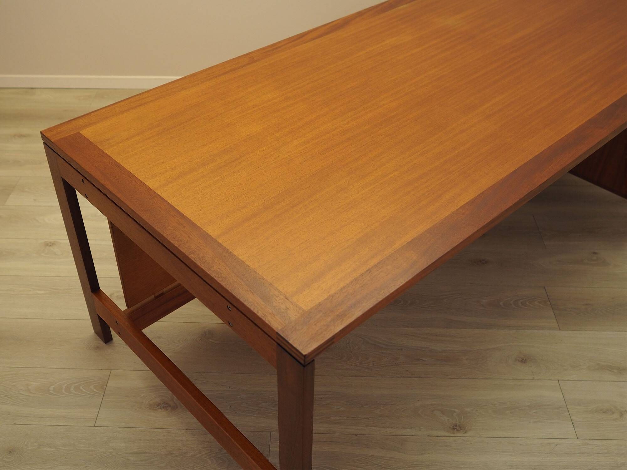 Bureau en teck par Jensen & Valeur pour Munch, Danemark, années 1960.