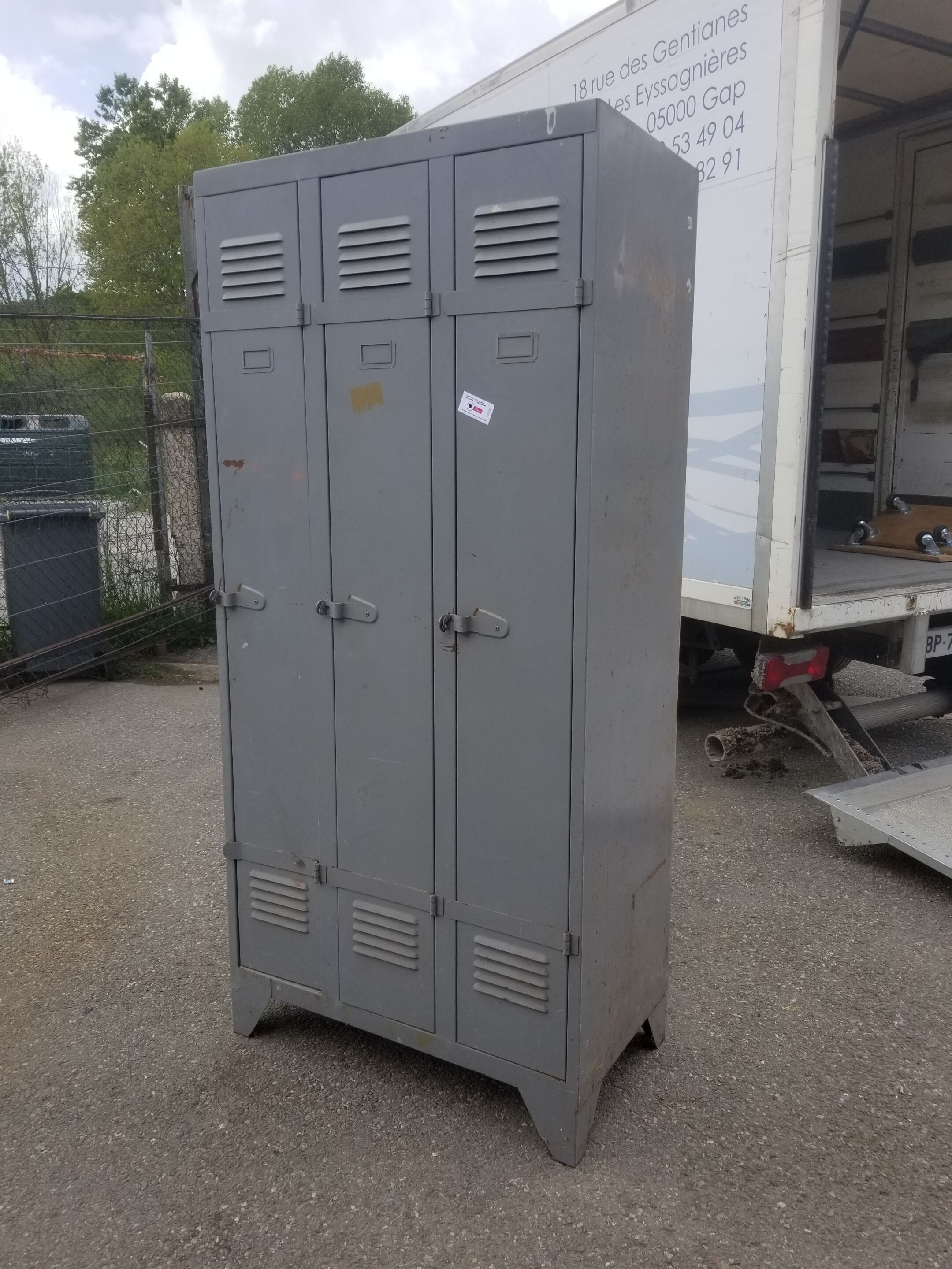 Vintage indus metal wardrobe