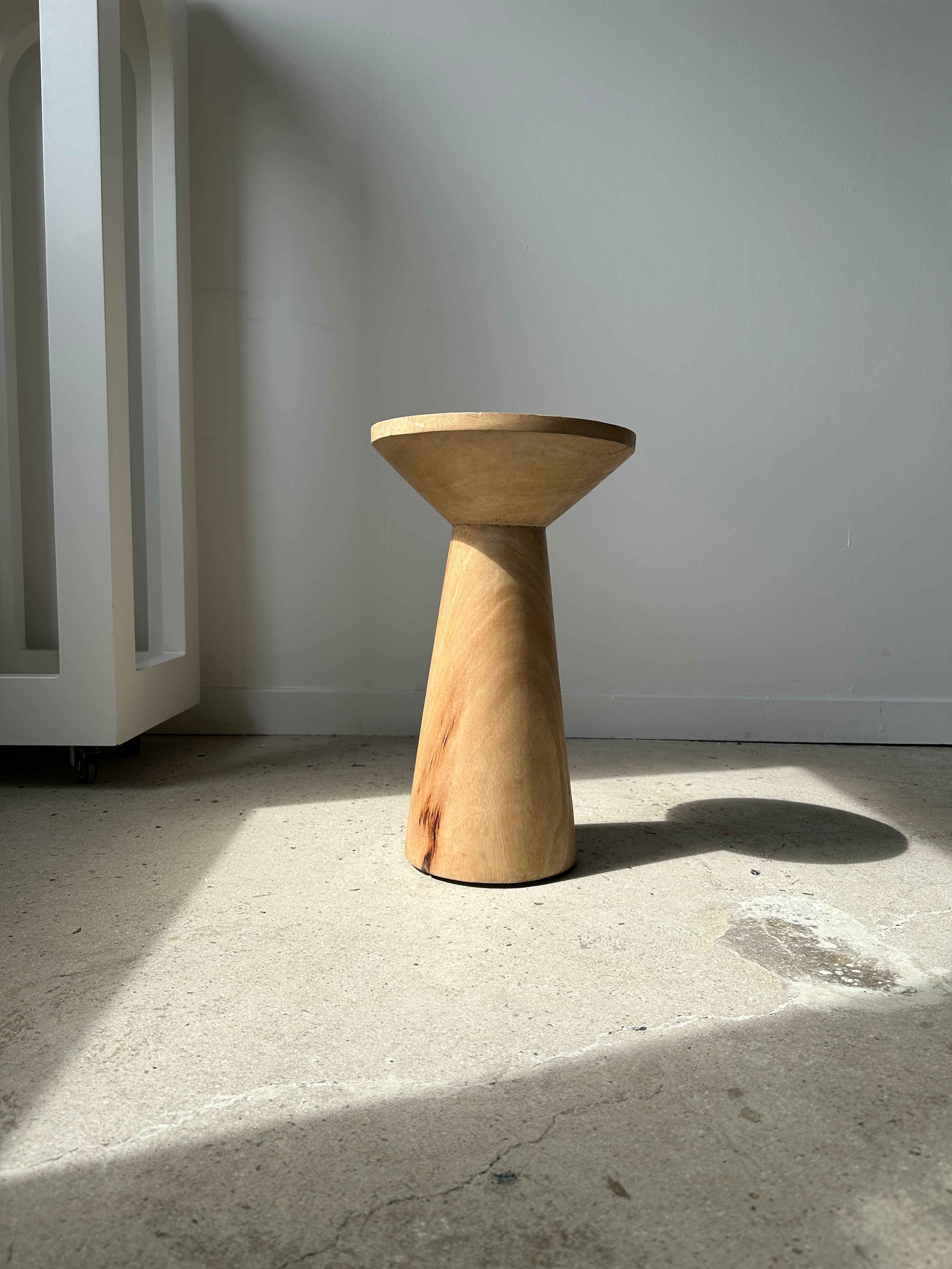 Side table, end of sofa in natural mango monoxyl conical tray H:50cm