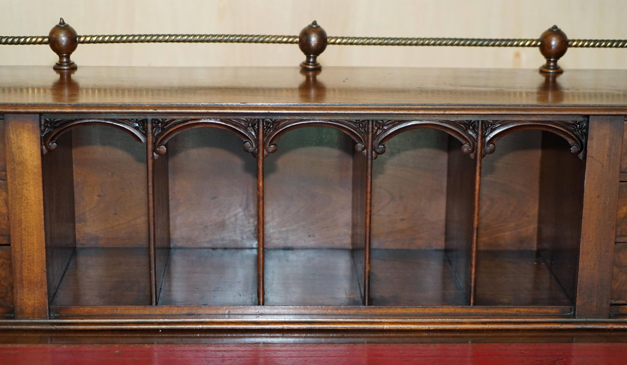 Bureau Demi-Lune en Cuir de Patrick Beakey Dublin circa 1850