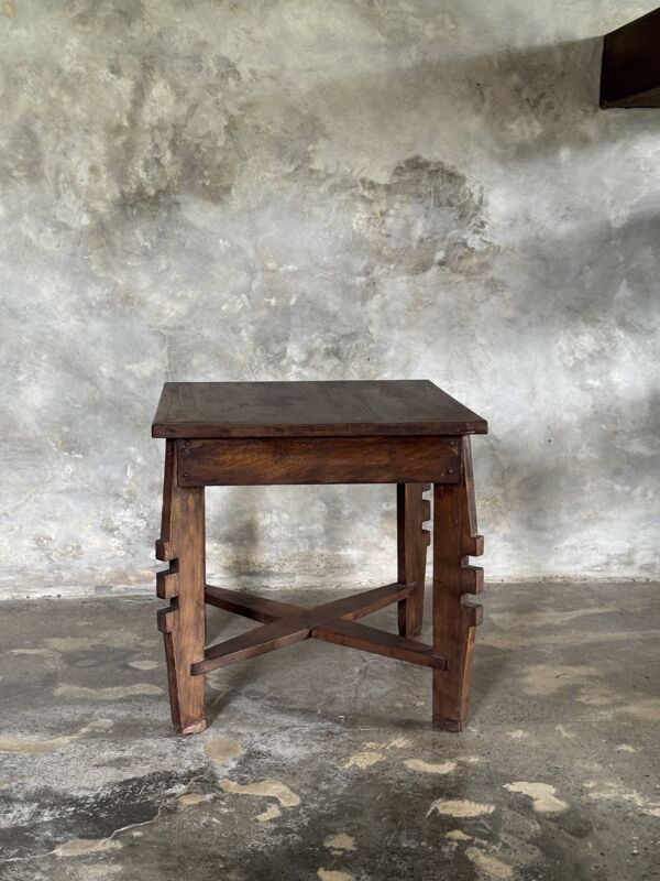 Coffee table, petite table basse indonésienne ancienne moderniste en teck