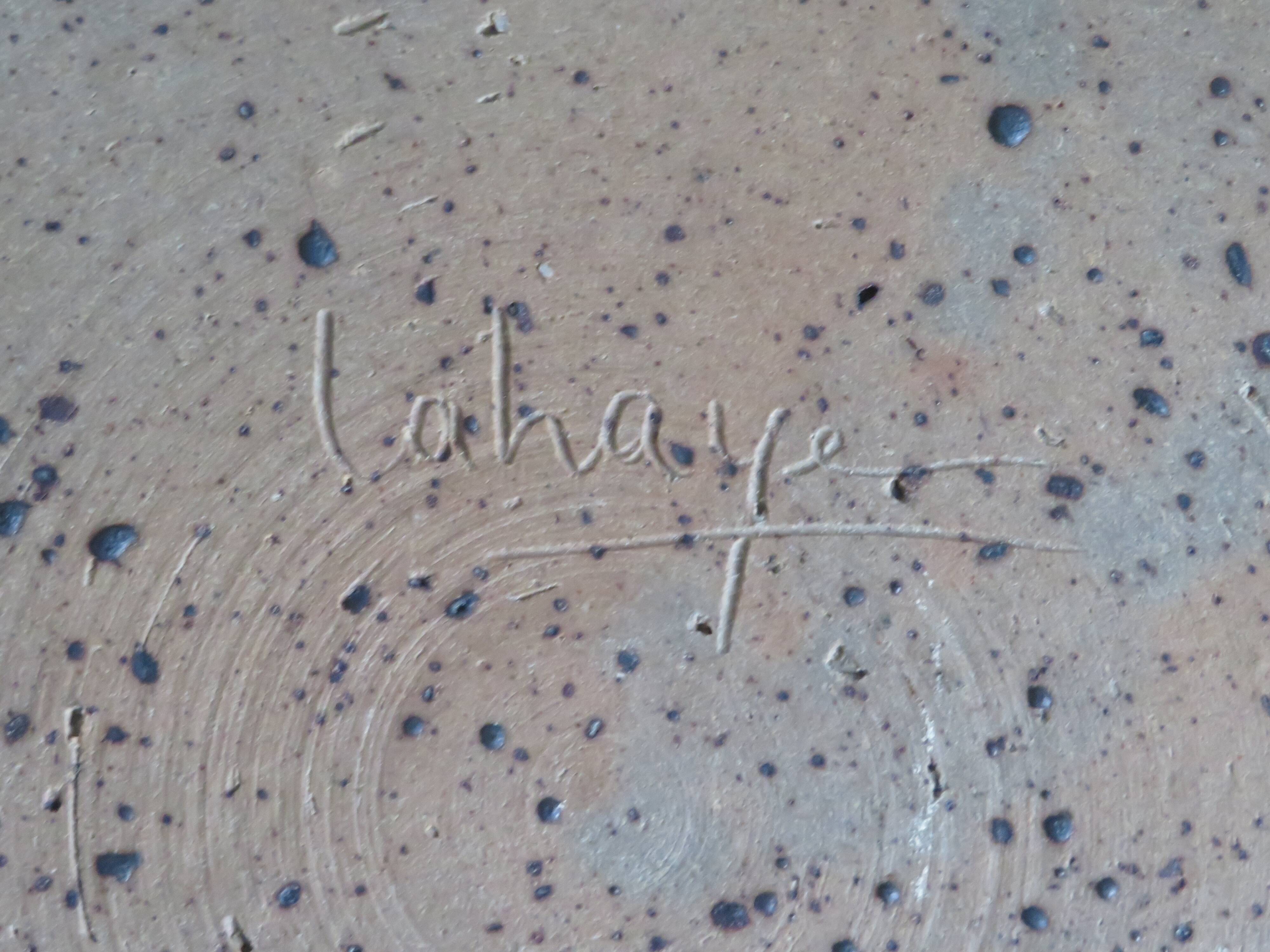 Round dish in varnished sandstone