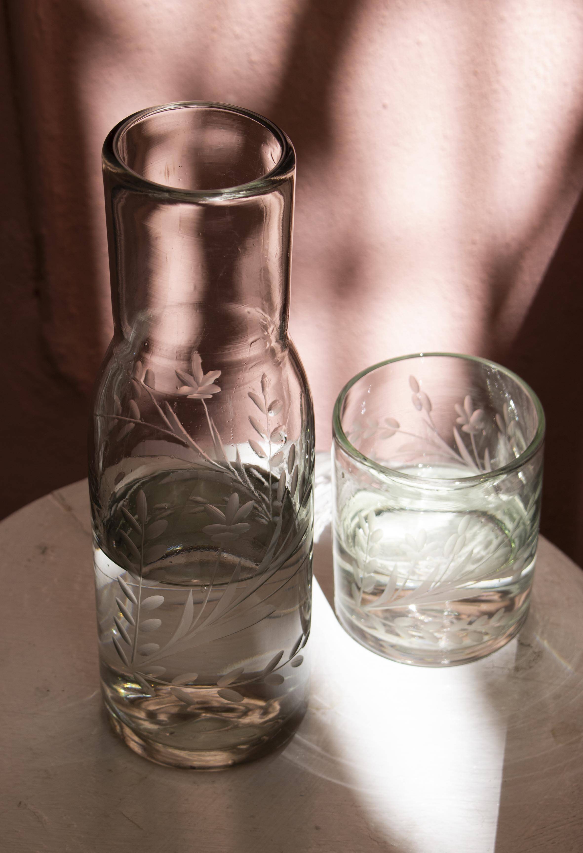 Carafe et verre en verre soufflé et gravé