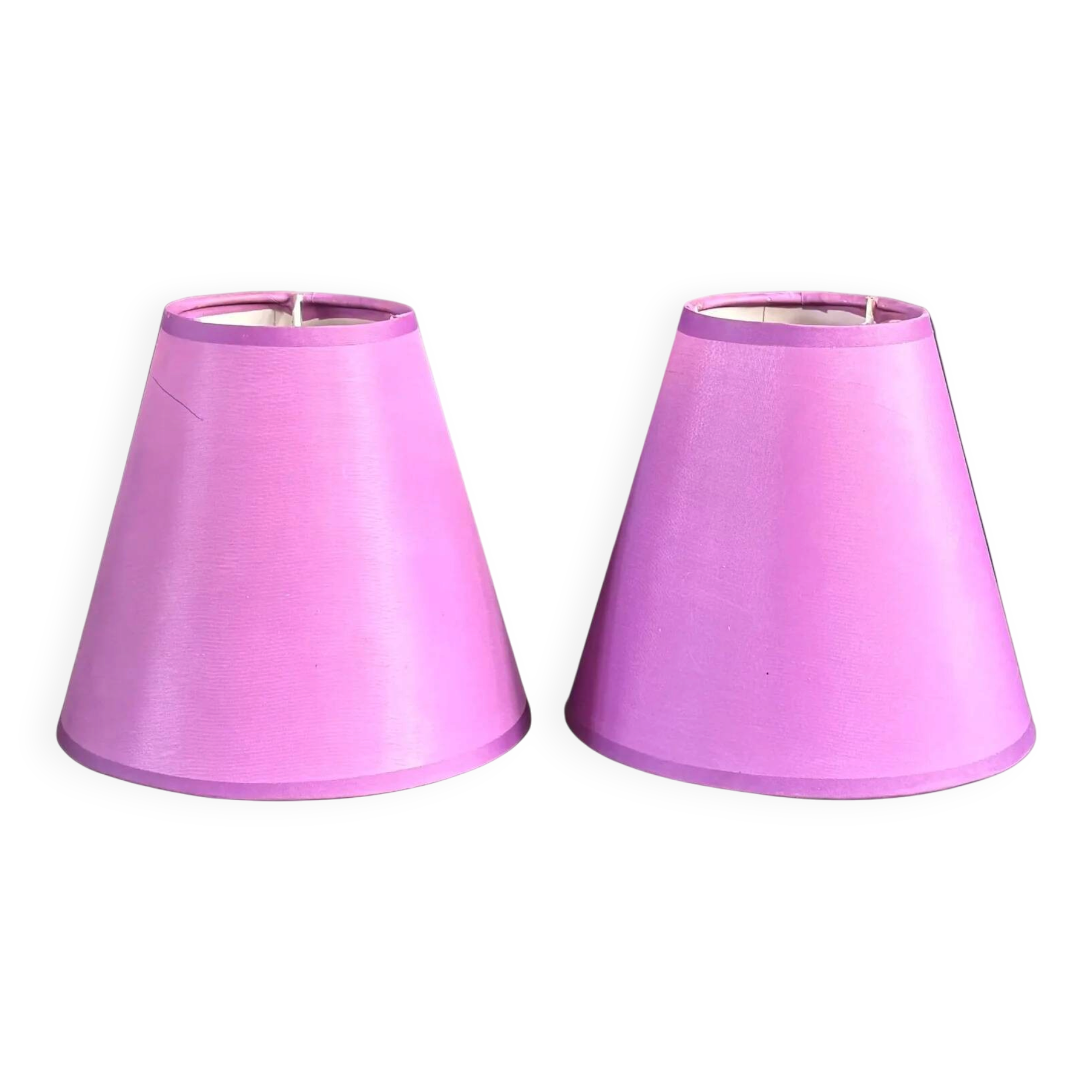 Paire d’abat-jour en satin couleur lilas