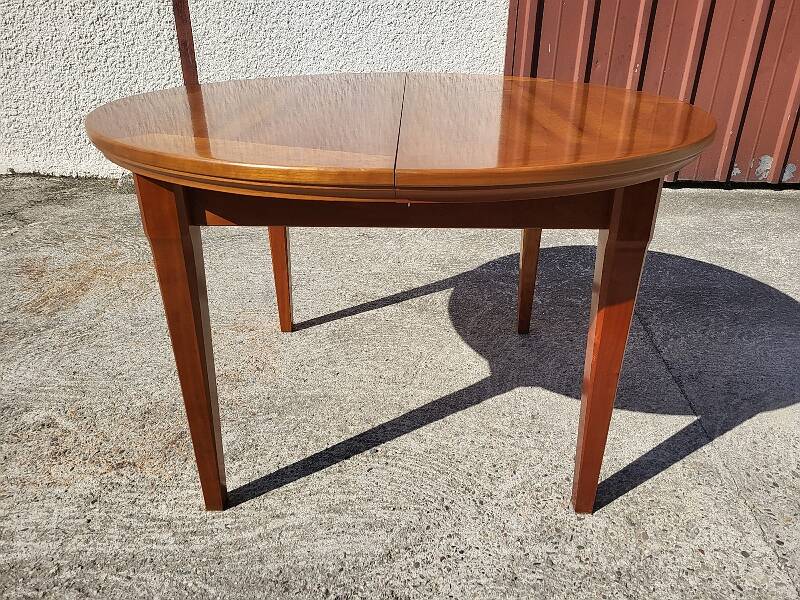 Table ronde avec une allonge en merisier