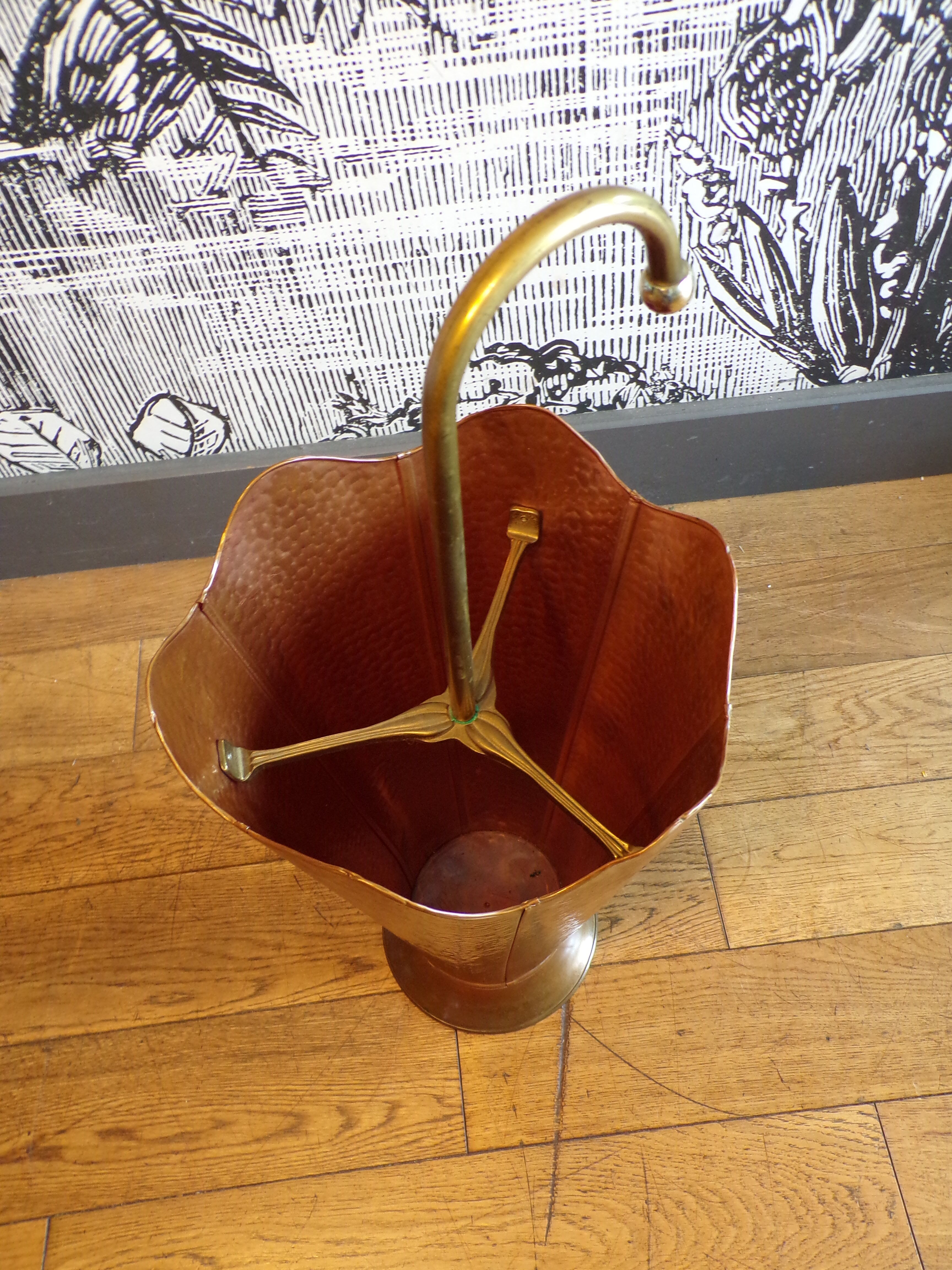 Umbrella rack in the shape of an umbrella