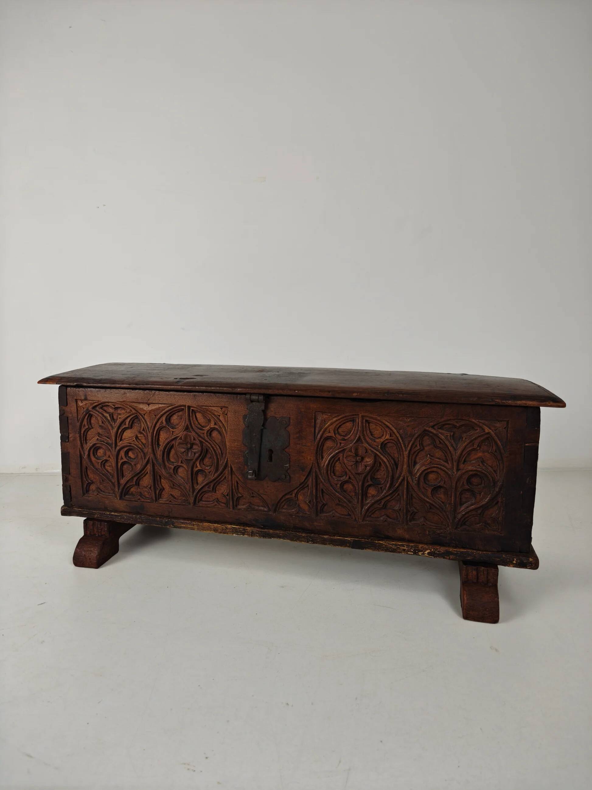 Gothic Spanish chest – 16th late/17th early century