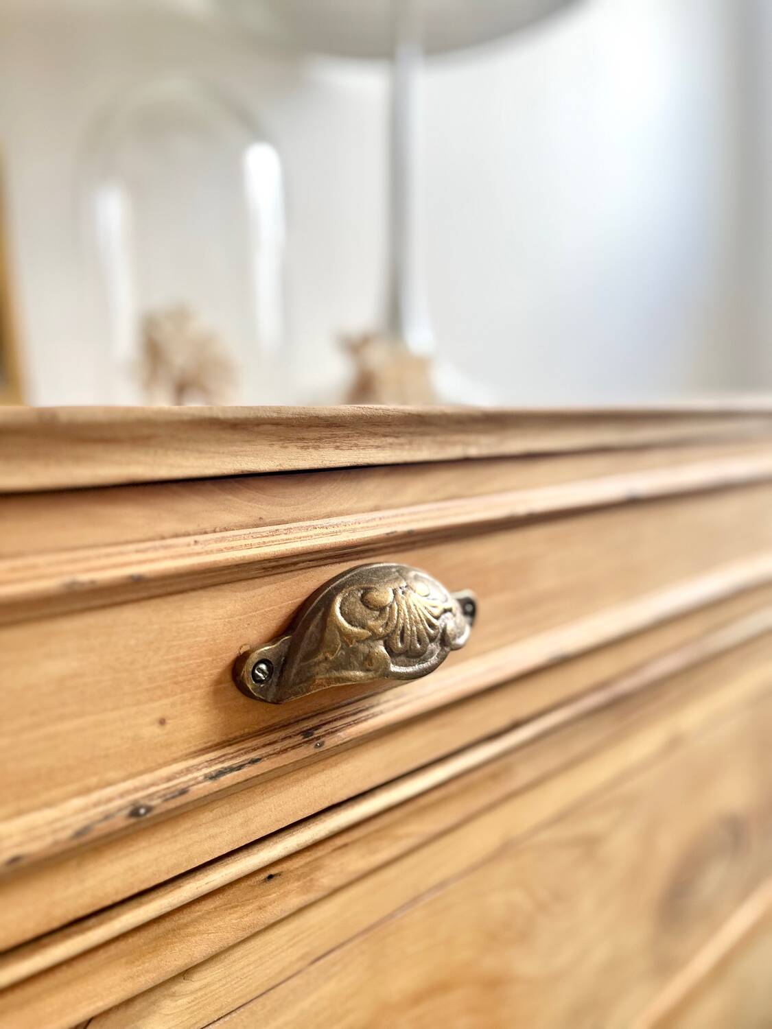 Commode ancienne, meuble de métier en orme massif